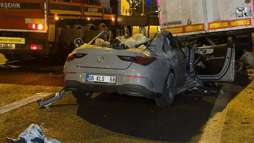 Otomobil tırın altına girdi: 2 ölü 1 ağır yaralı