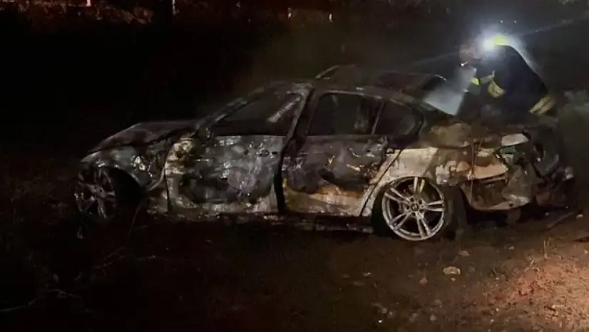 Şarampole uçan otomobil alev aldı