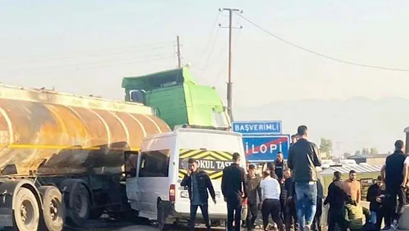 Şırnak'ta okul servisi tankerle çarpıştı: 13'ü öğrenci 14 yaralı