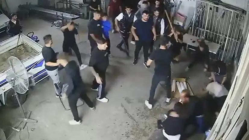 Sopa, kürek ve av tüfekli meydan savaşını andıran kavga kamerada