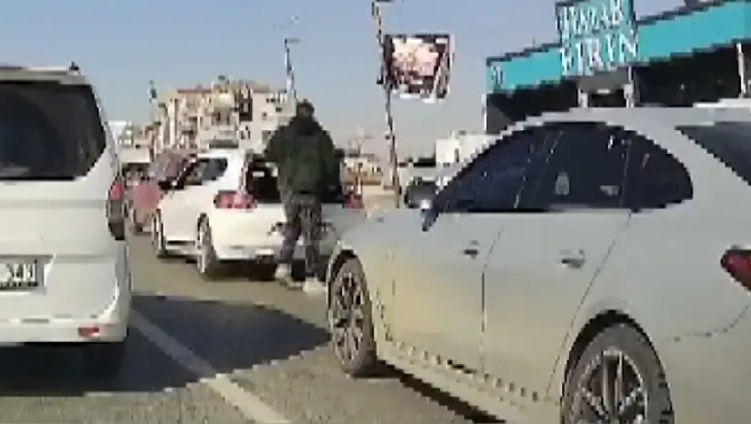 Trafikte tartıştığı kişinin aracına beyzbol sopasıyla saldırdı!