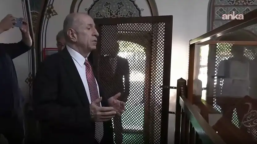 5 aydır tutuklu olan Ümit Özdağ, Hacı Bayram Veli Camisi'nde şükür namazı kıldı