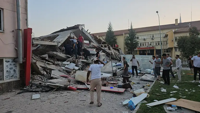 Balıkesir Sındırgı'da 6.1'lik deprem: Halk geceyi sokakta geçirdi!