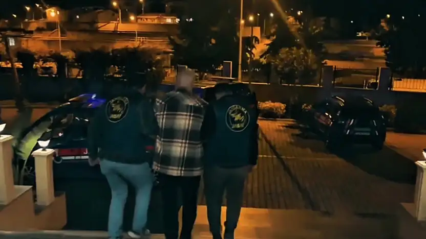 Interpol Kırmızı ve Yeşil bültenle aranan 2 şahıs yakalandı