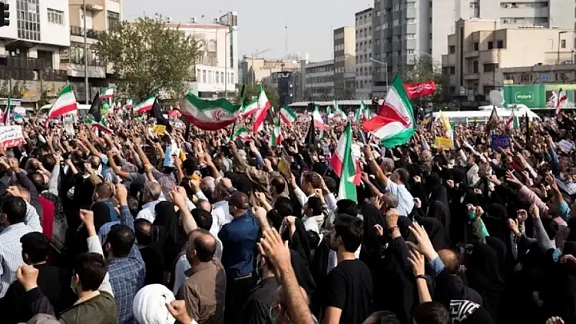 İran'da Protestolara Karşı Çözüm Herkese 7 Dolar Verilecek