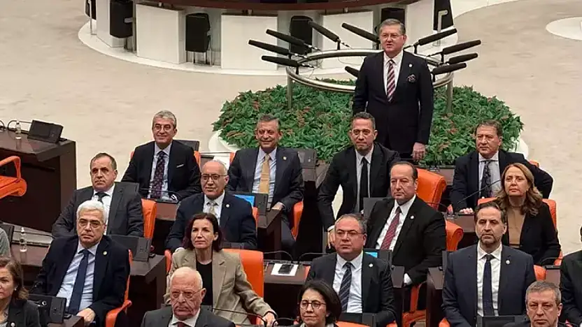 Özgür Özel'den CHP'nin TBMM'deki Emekli Nöbeti'ne Destek