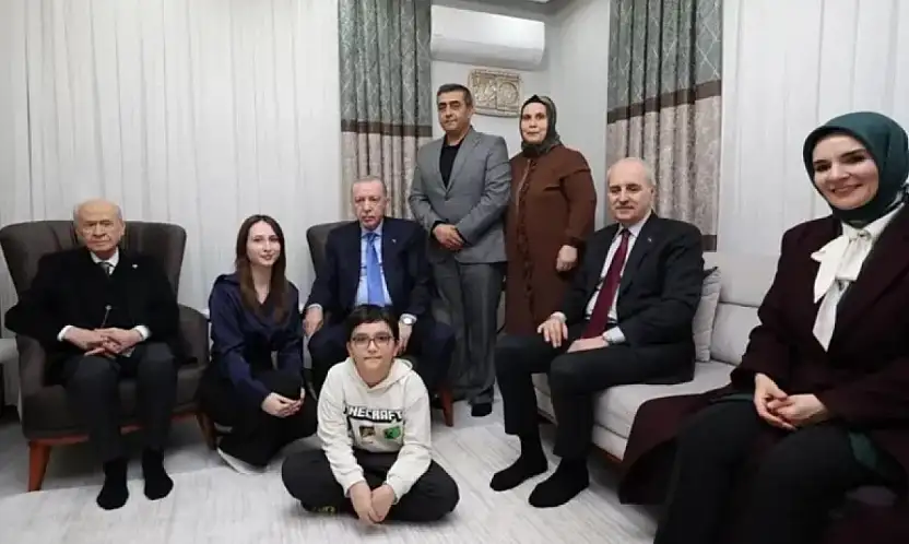 Cumhurbaşkanı Erdoğan Ve Bahçeli'den Depremzede Aileye Ziyaret