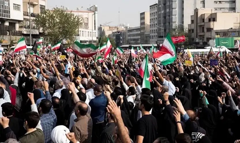 İran'da Protestolara Karşı Çözüm Herkese 7 Dolar Verilecek