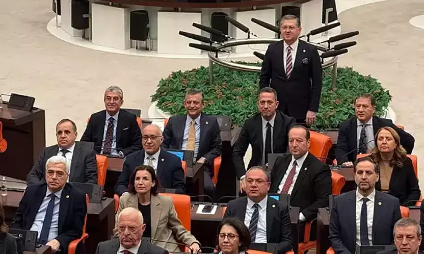 Özgür Özel'den CHP'nin TBMM'deki Emekli Nöbeti'ne Destek