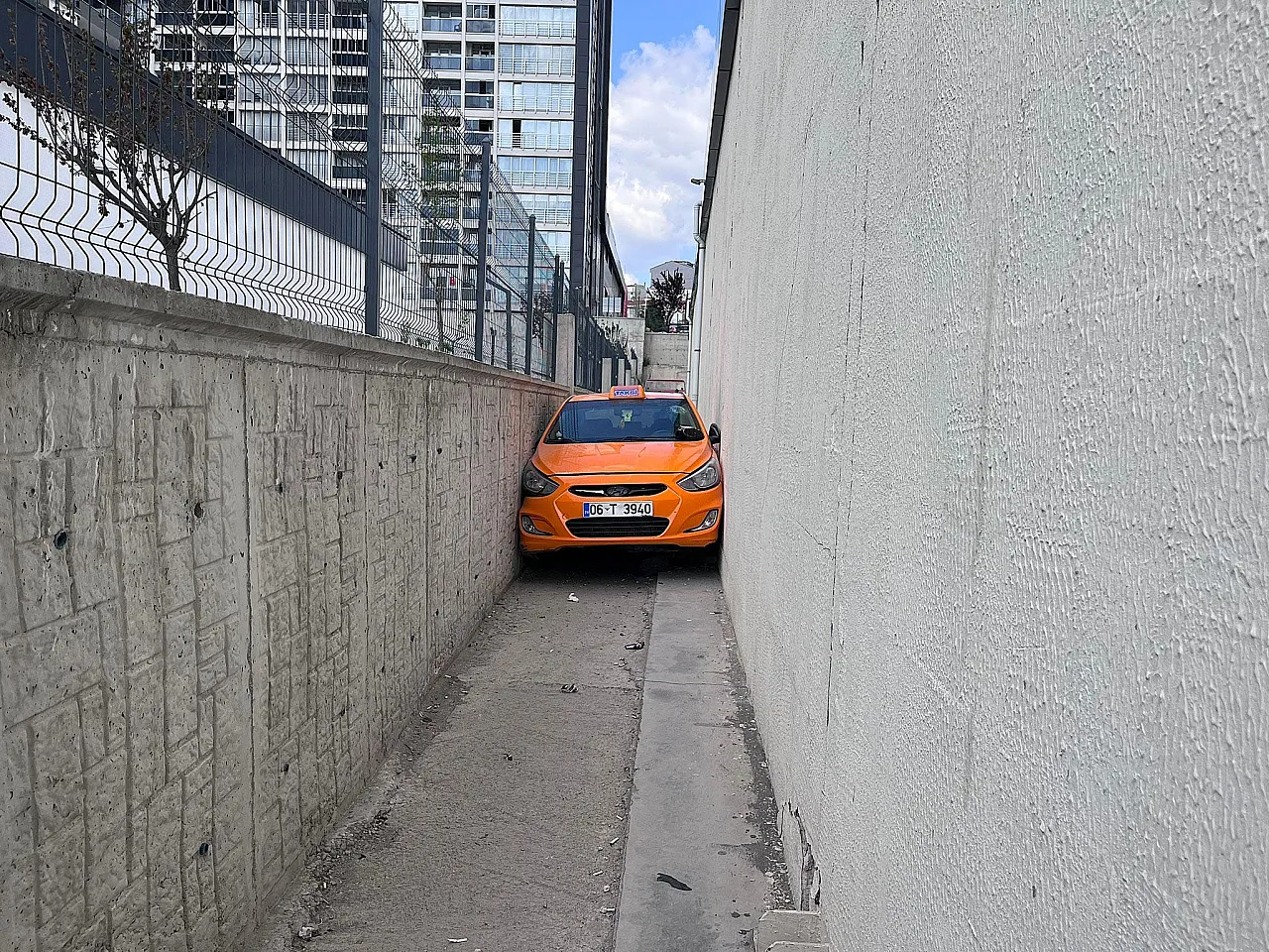 Polisten kaçan alkollü taksi şoförü aracıyla iki duvar arasına sıkıştı