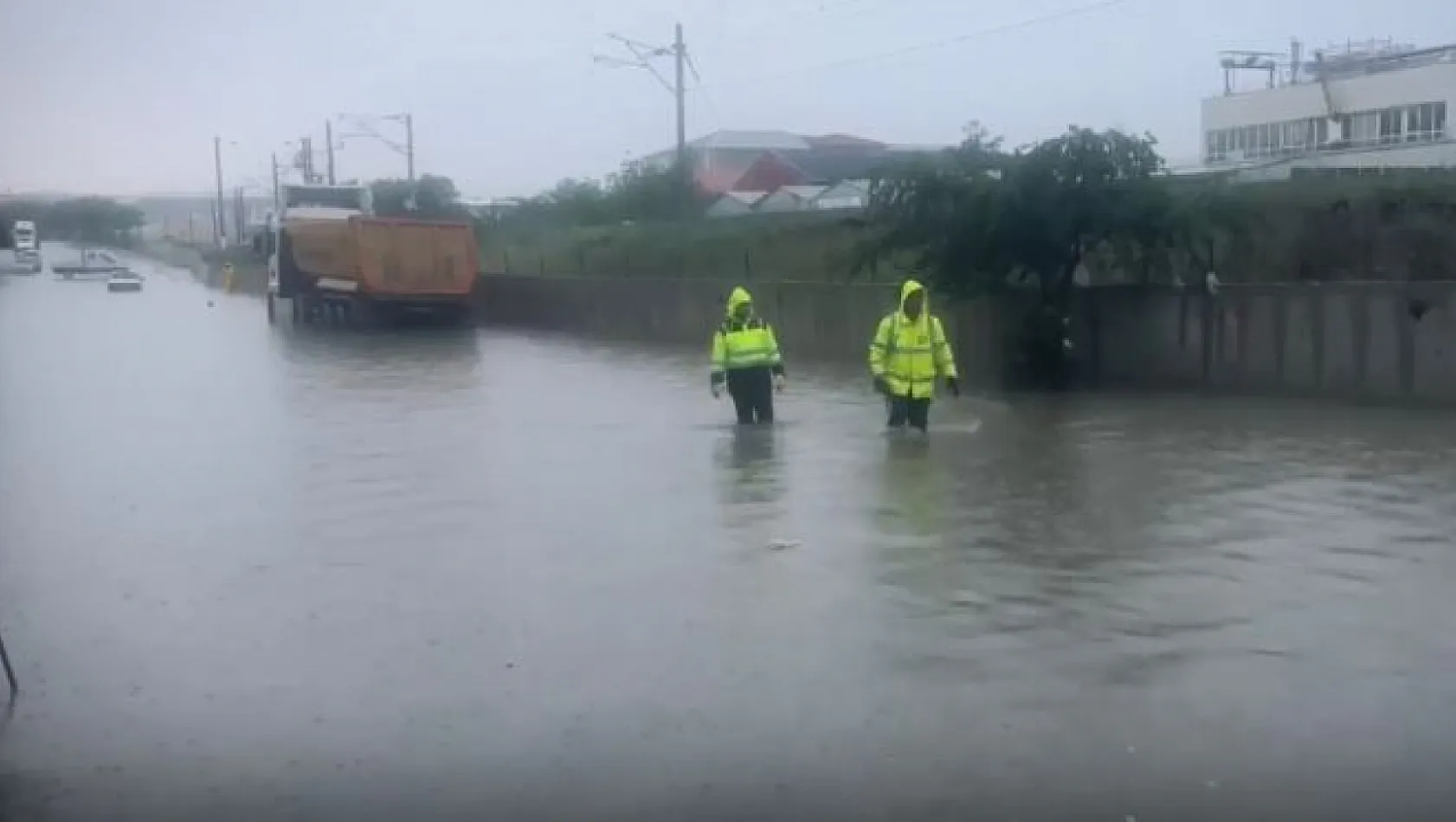 Ankara'yı Bir Kez Daha Sel Vurdu, Cadde ve Sokaklar Göle Döndü