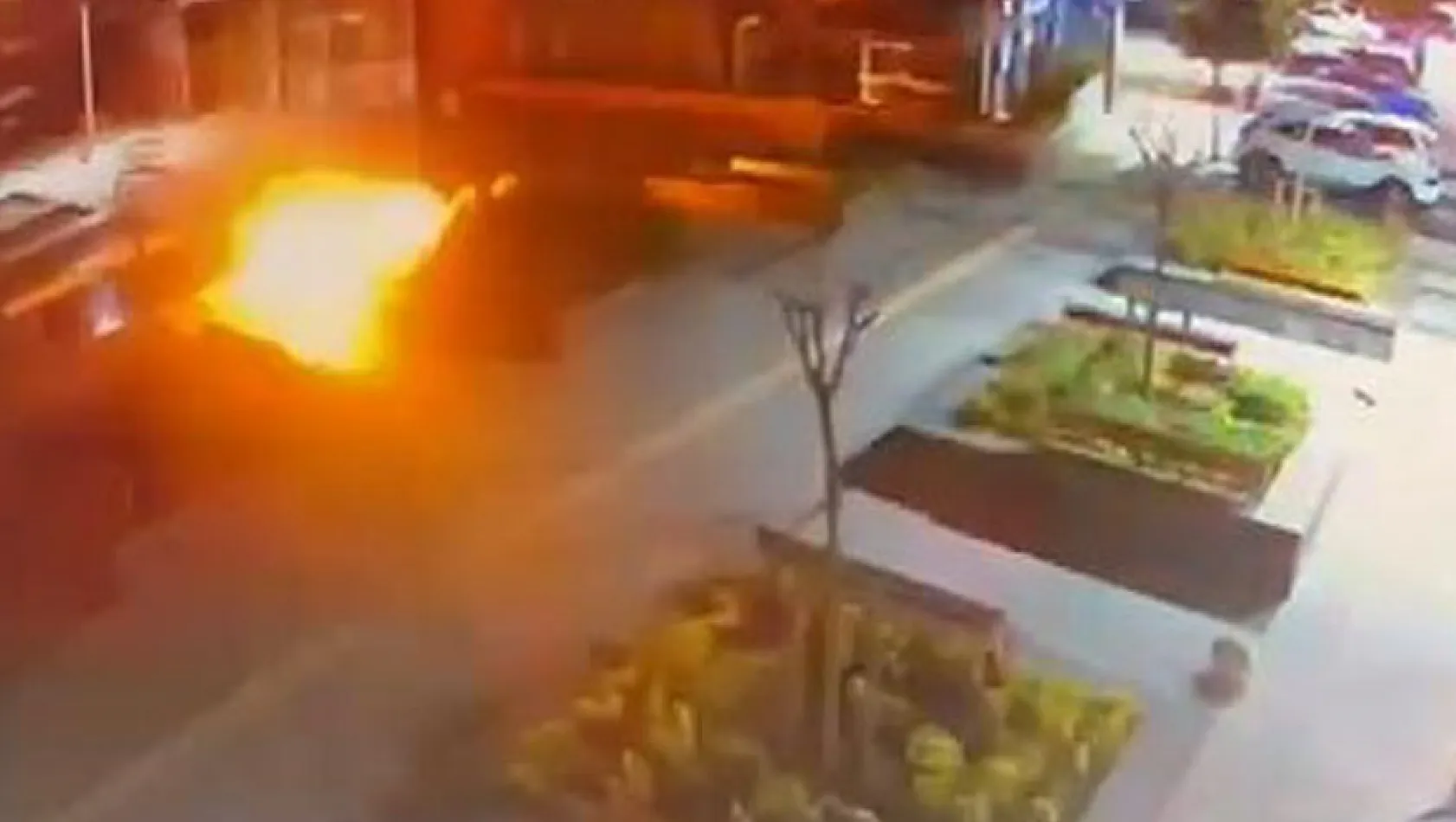 Başakşehir'de iş yerlerinin önüne el bombası atıldı