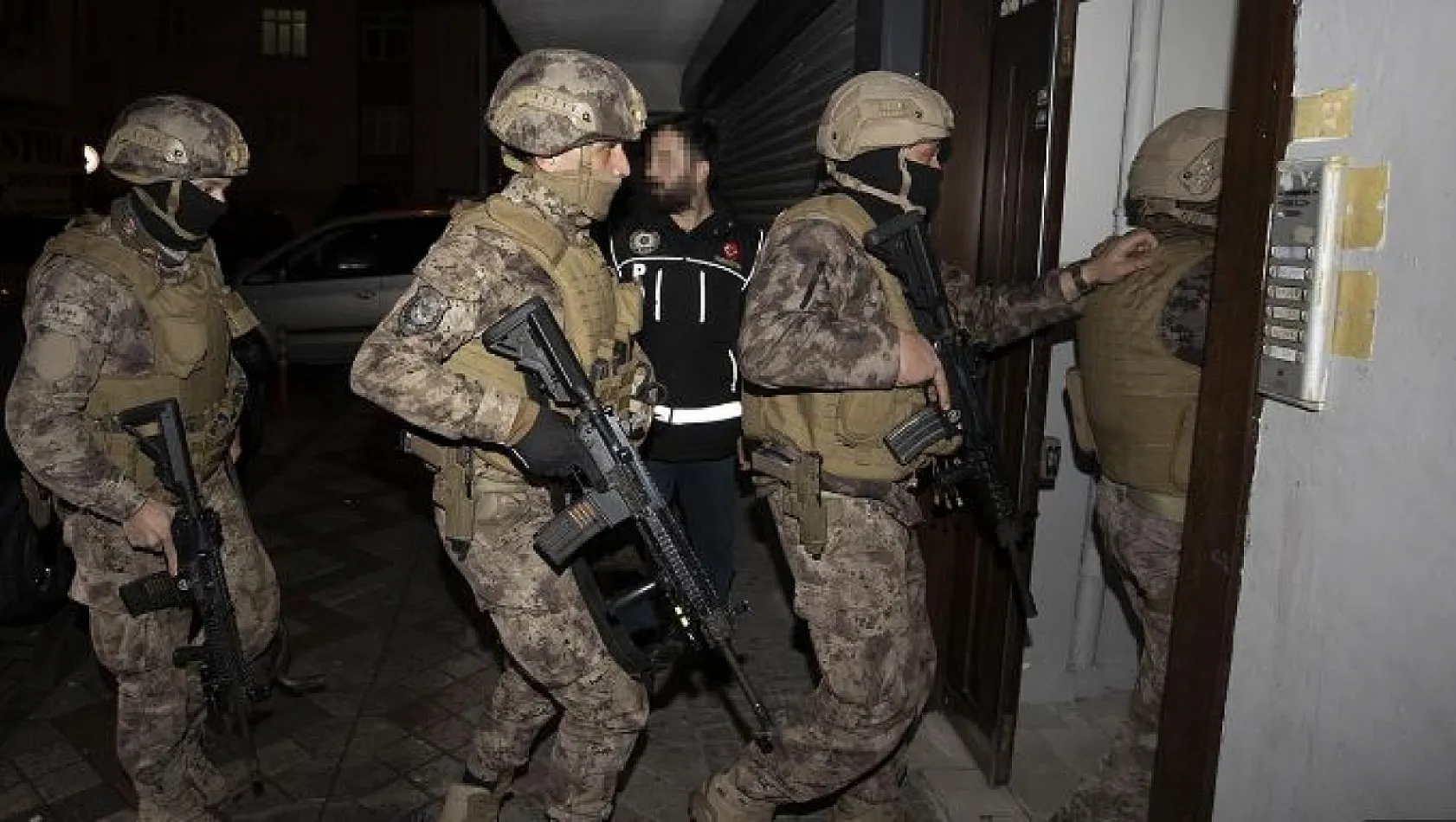 İstanbul'da FETÖ'ye Yönelik Kıskaç-13 Operasyonu: 13 Eski Askeri Öğrenci Yakalandı