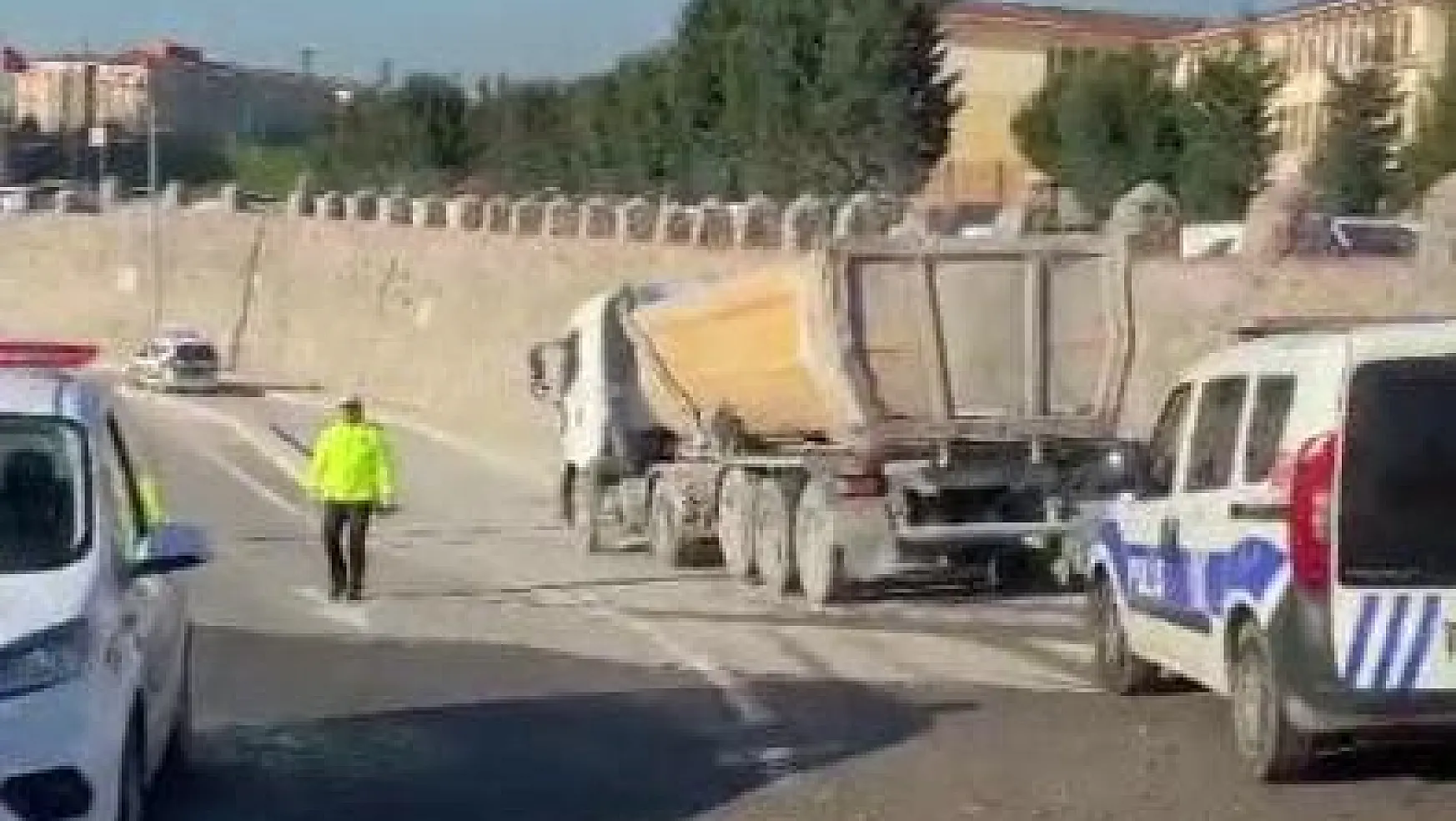 Araçların Üzerine Çimento Döken Kamyon Sürücüsü Cezadan Kaçamadı