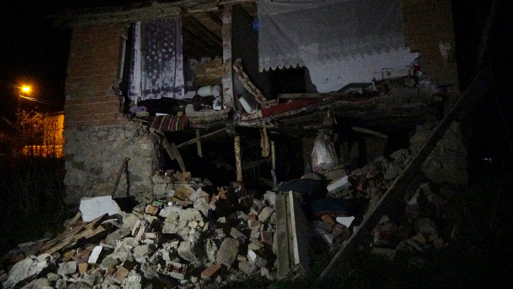 Deprem, Yozgat'ta Merkez Üssü Sulusaray'dan Daha Fazla Hasara Neden Oldu