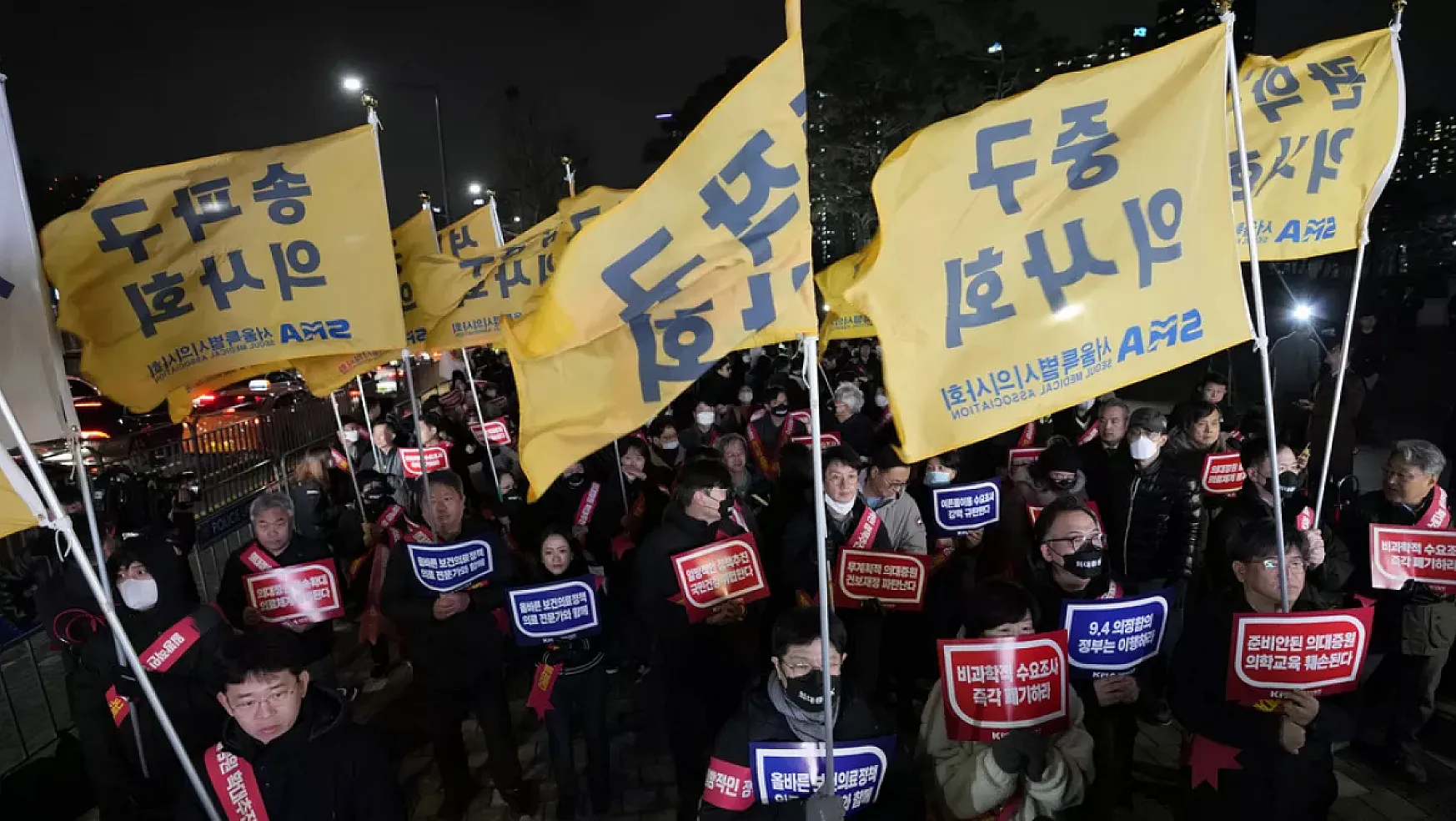 Güney Kore'de Doktorlar Eylemi Bırakmazsa Lisanları İptal Edilecek