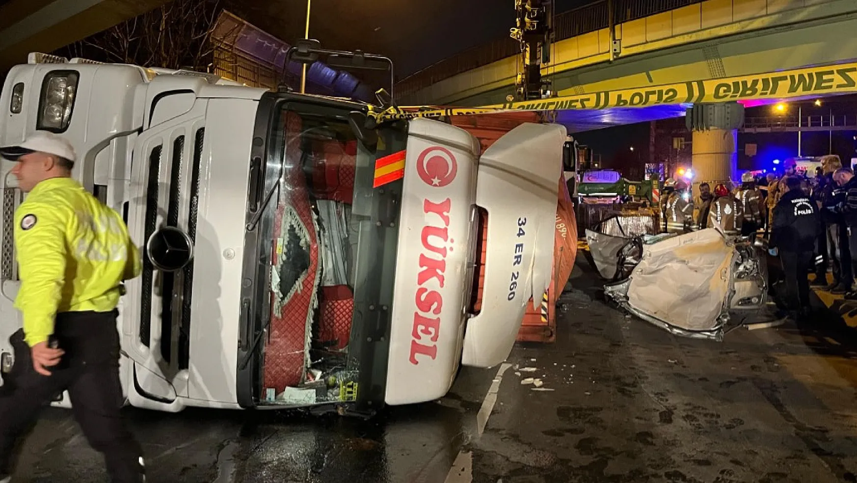 İstanbul'da Feci Kaza, TIR Otomobilin Üzerine Devrildi 4 Ölü