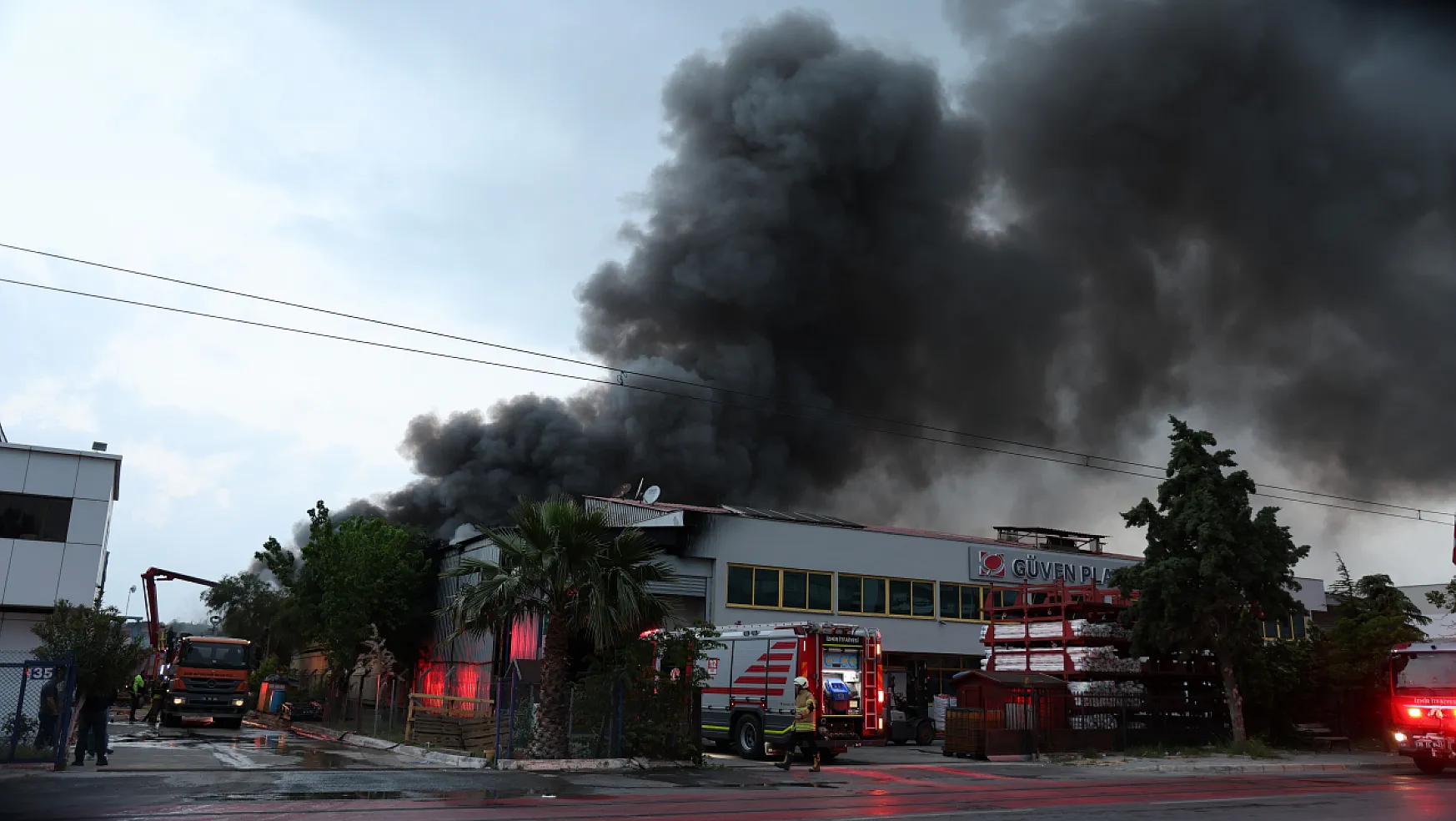 İzmir'de İki Ayrı Fabrikada Yangın
