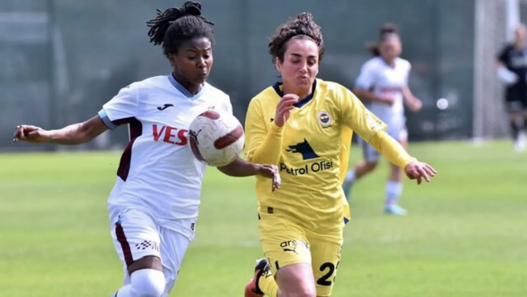 Kadın Futbol Ligi'nde Trabzonspor Fenerbahçe'yi 3-0 Mağlup Etti