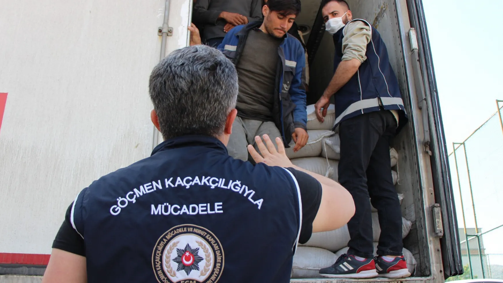 Mercimek yüklü TIR'ın içinden 40 kaçak göçmen çıktı