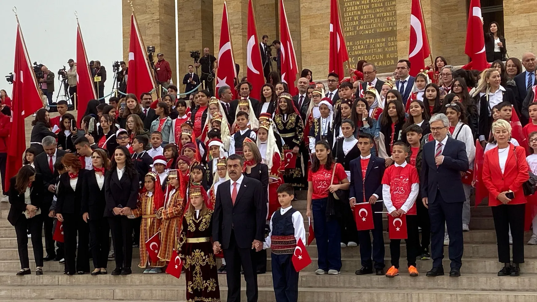 Milli Eğitim Bakanı Yusuf Tekin 23 Nisan'da Anıtkabir'i Ziyaret Etti