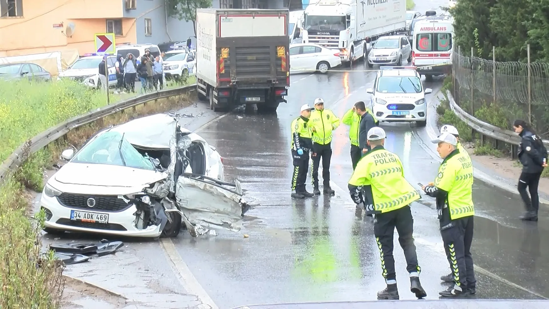 Otomobilin Hurdaya Döndüğü Kazada 2 Kişi Öldü, 4 Kişi Yaralandı