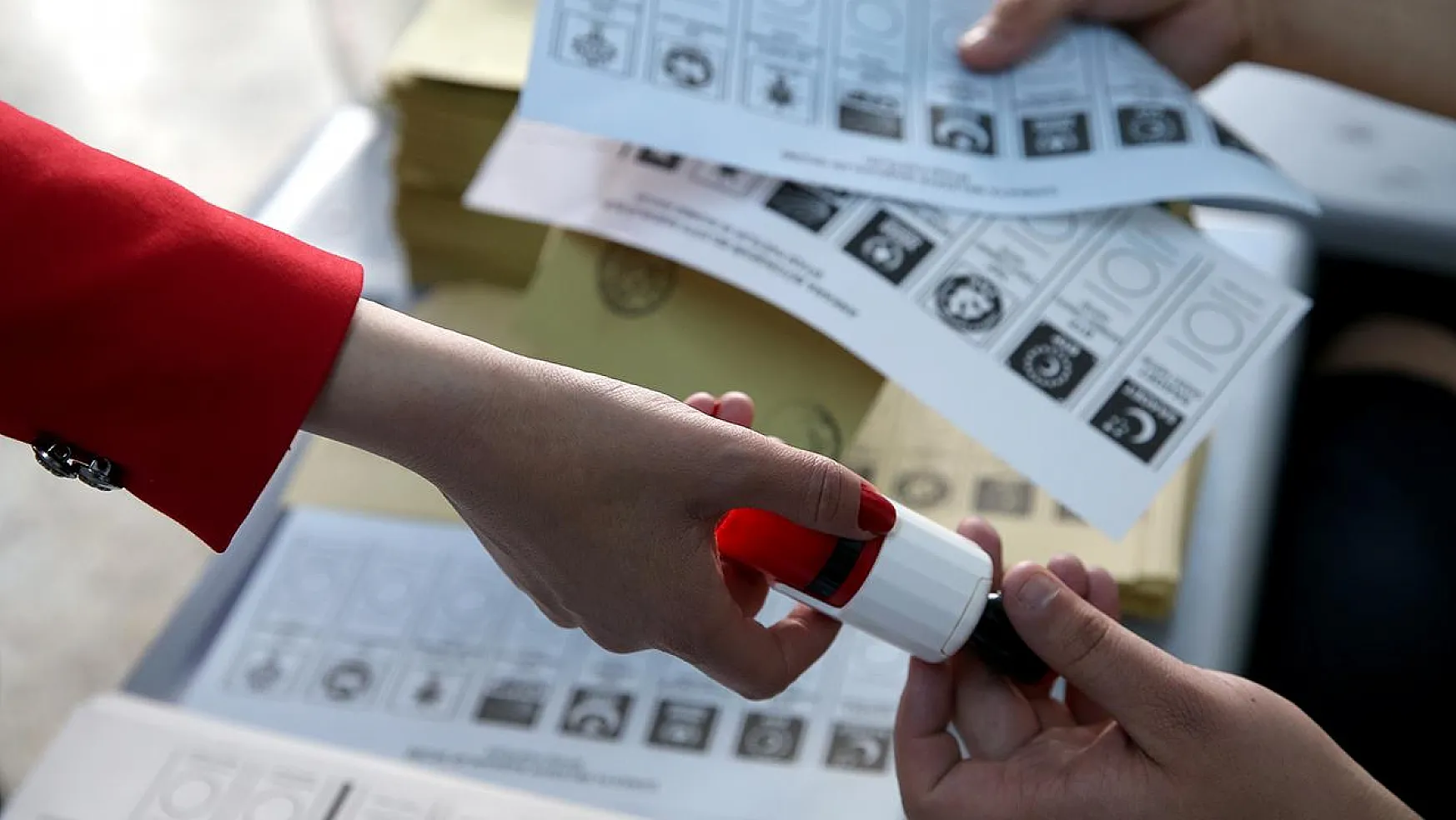 Oy Kullanacağı Sırada Kalp Krizi Geçirdi