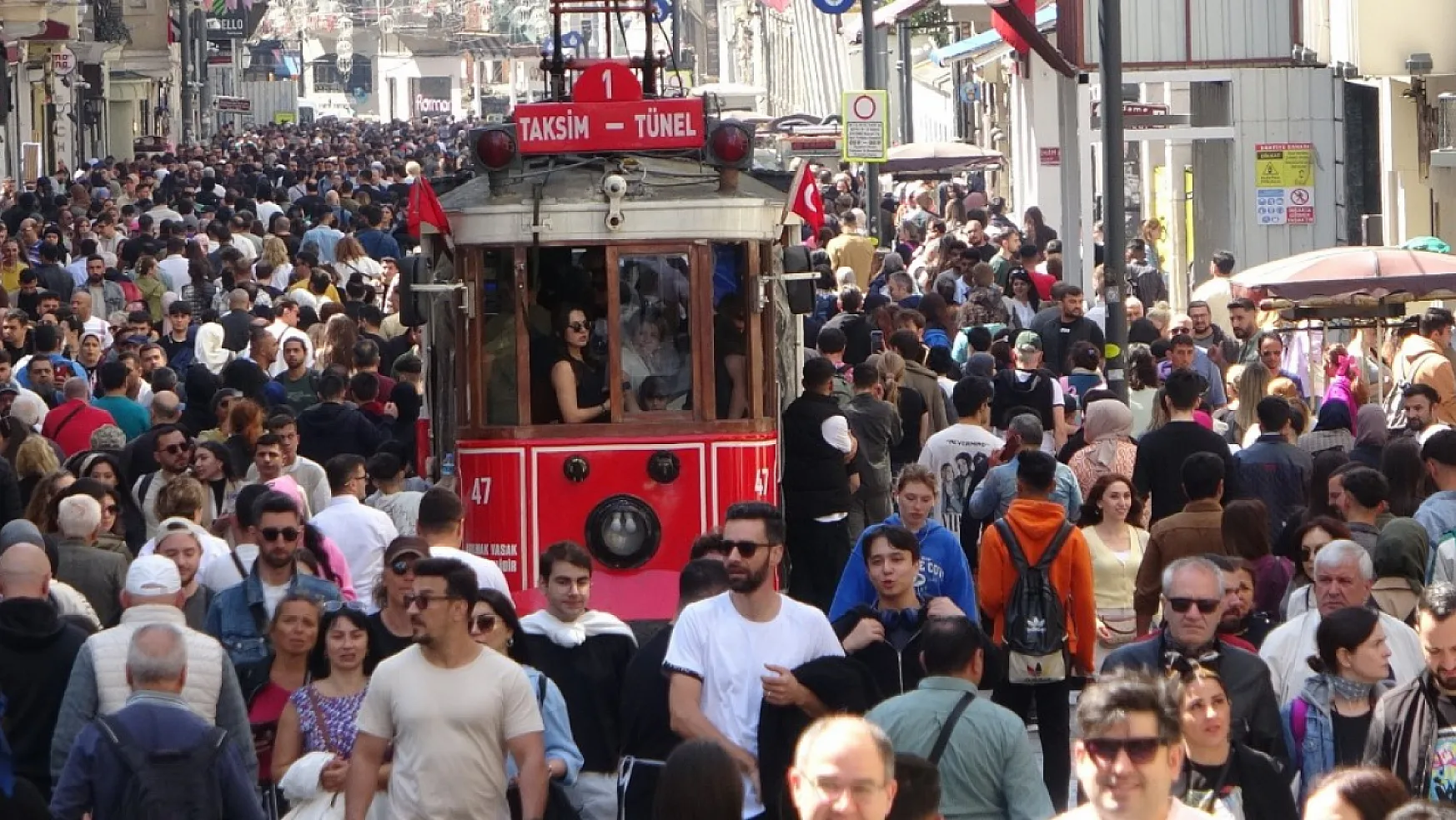 Taksim Bayramda Yabancı Turistlerle Doldu