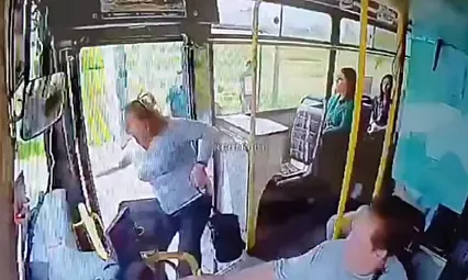 Kapısı Açık İlerleyen Yolcu Otobüsünden Düşen Kadın Ölümle Pençeleşiyor